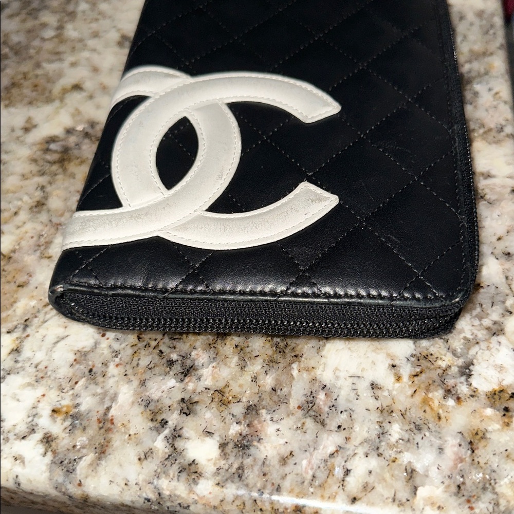 CHANEL Black and White Quilted Wallet PREOWNED. - Picture 4 of 17